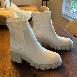 Women’s Chelsea Boots Cream Size 8